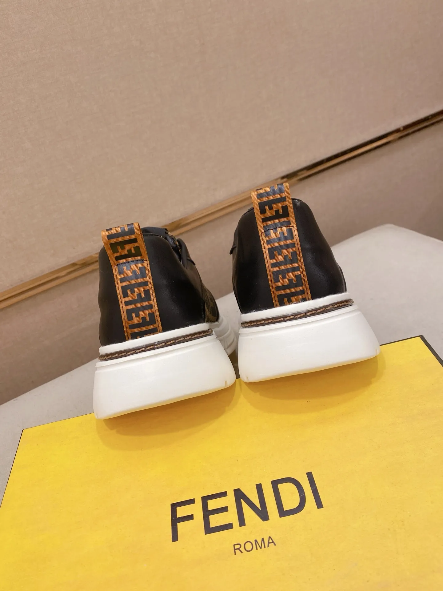 Factory price 400💰 (fendi) New style 👊🏻 upper 🇮🇹 imported cowhide fabric 🇩🇪 lining imported sheepskin lining. The original outsole is molded to highlight the identity of every man, and the upper foot is elegant and stable🚶🏻🚶🏻The high-end custom counters reproduce the original version📯No matter the wind or rain, the shoe last remains unchanged and can withstand the verification of time🔍️,🔵 Size: 38-44